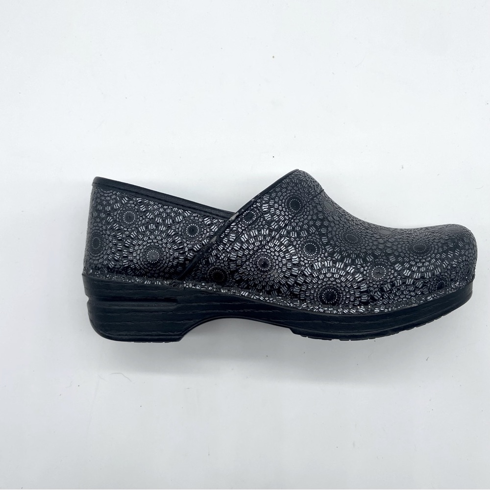 Dansko Pro XP Womens Black Medallion Embossed Patent Leather Slip Resistant EU38